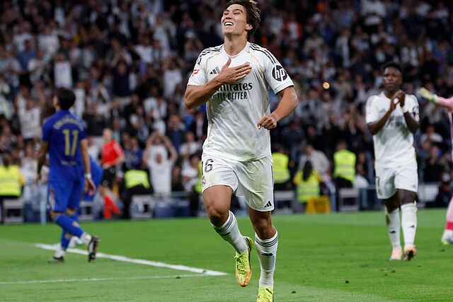 Gonzalo celebra el 1-0 del Real Madrid se�al�ndose el escudo