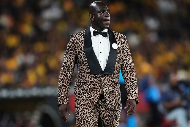 Segundo Castillo sorprende una vez m�s y luce traje de leopardo para recibir a River Plate