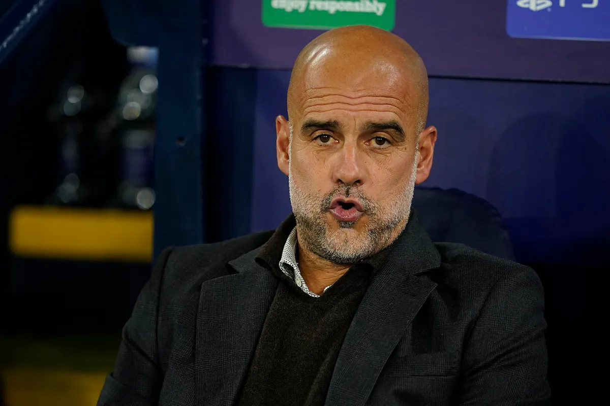 Ciuman Guardiola kepada ofisial keempat menjadi momen viral di penghujung hasil imbang Arsenal-Man City