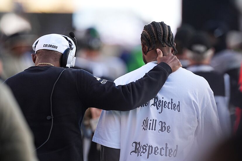 Shedeur Sanders shocks Coach Prime with emotional reunion after Buffaloes'  crushing loss | Marca