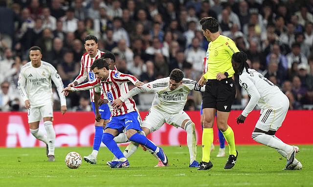 Momento de la patada de Valverde a Baena.