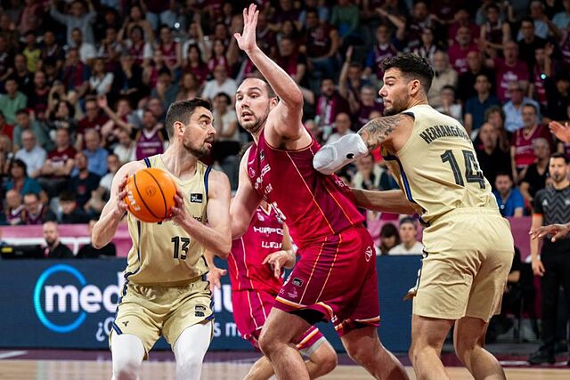 Satoransky intenta pasar el bal�n ante la defensa de Krutwig.