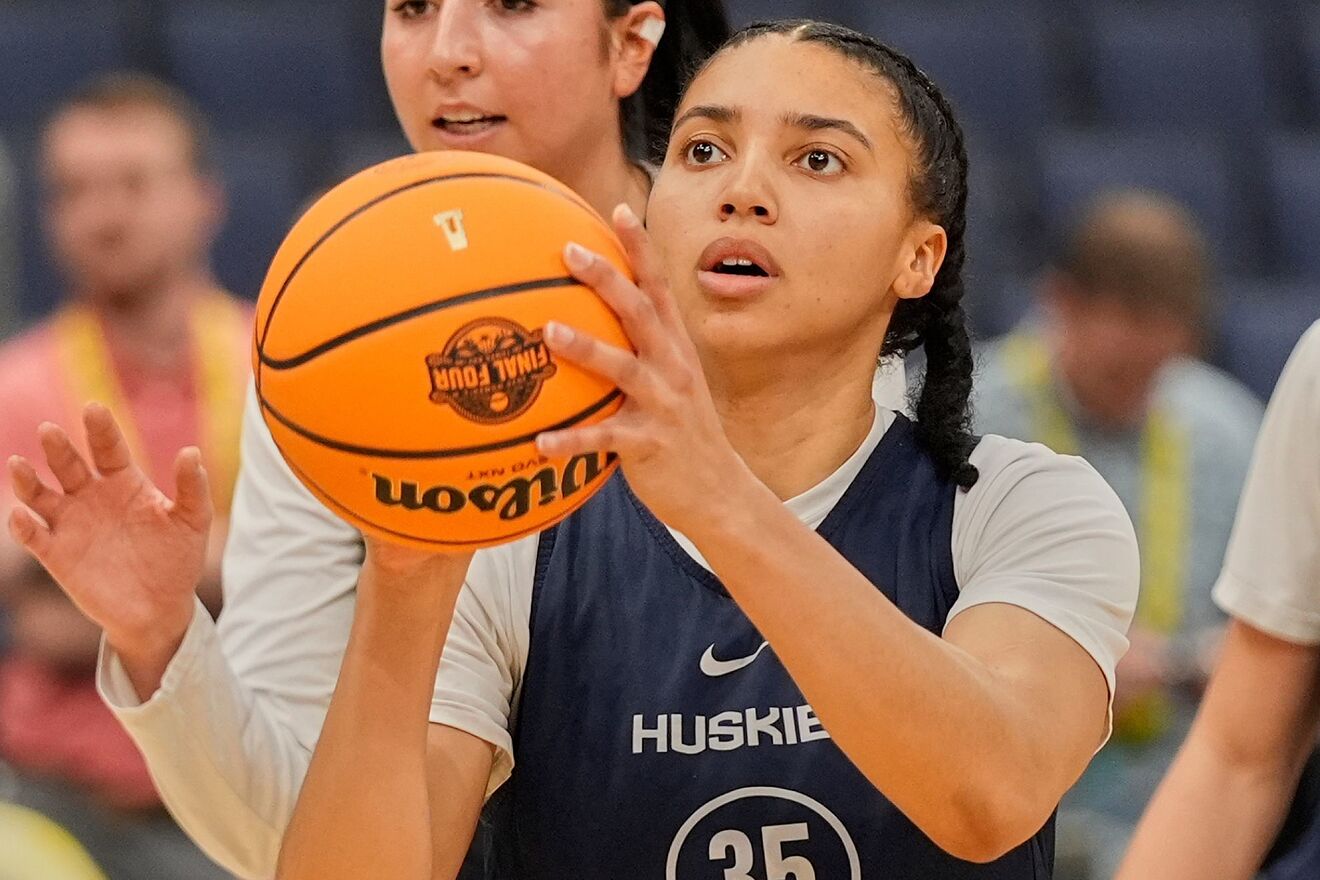 Azzi Fudd leaves non-UConn fans rattled after casually draining...