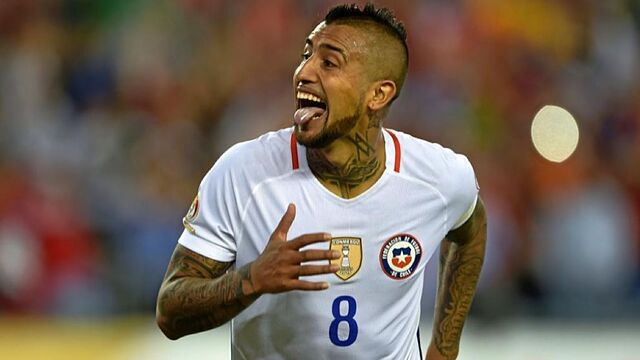 Arturo Vidal celebrando un gol con Chile