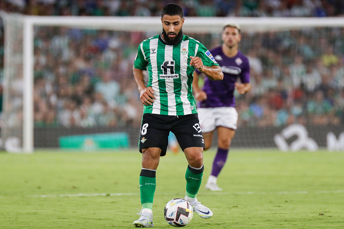 Fekir conduce el bal�n en el partido frente a la Fiorentina.
