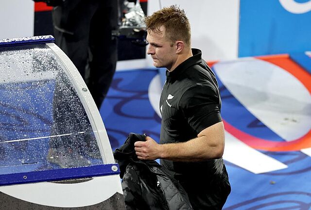 El capit�n neozeland�s, Sam Cane, se dirige al 'sin bin' tras recibir la tarjeta amarilla.