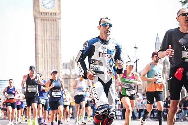 Sylvain Guintoli, en la marat�n, con el Big Ben al fondo.