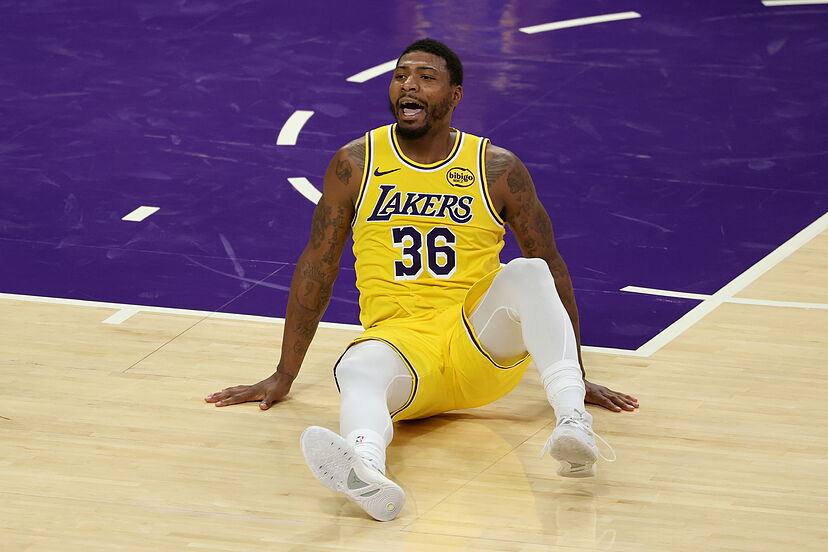 Marcus Smart is accused of trying to injure Steph Curry in a dirty play  that could have dislocated his shoulder | Marca