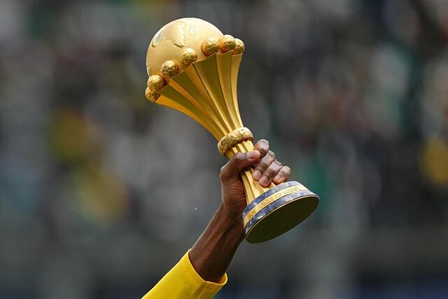Un jugador de Senegal sostiene el trofeo de la Copa de �frica.