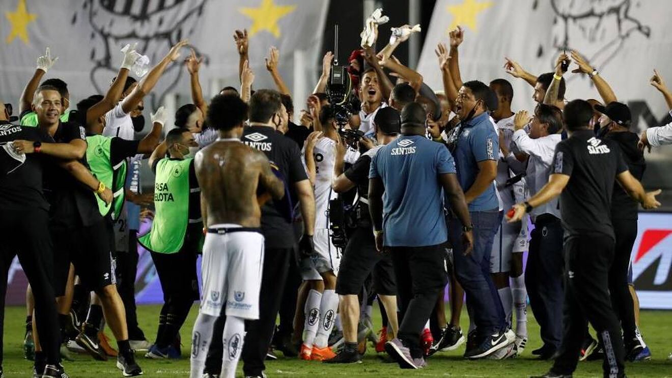 Santos golea a Boca y habr� final brasile�a