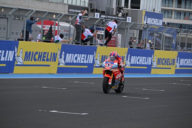 Mattia Casadei cruzando la l�nea de meta para ganar la segunda carrera en Hungr�a.