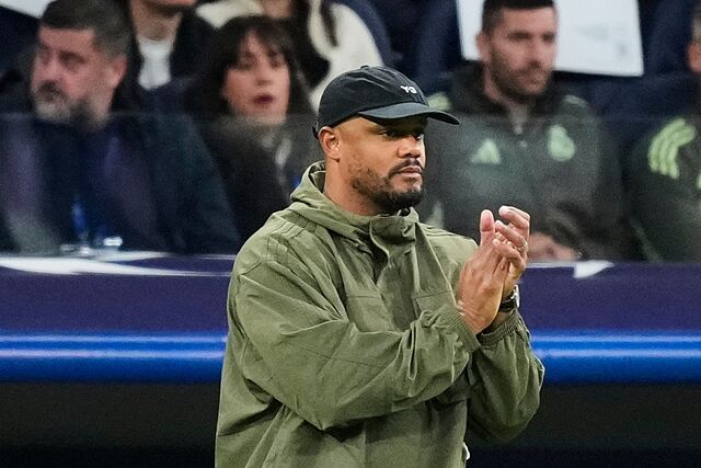 Kompany, t�cnico del Bayern, aplaude durante el partido.