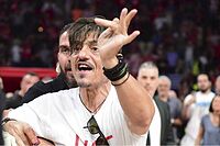 Dimitris Gianakopoulos, propietario del Panathinaikos, fuera de s� durante un partido.