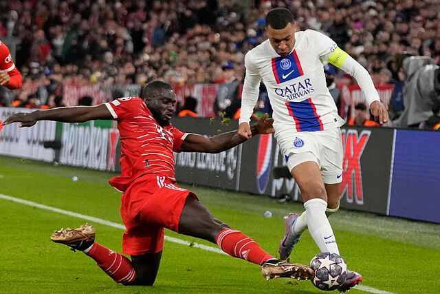 Mbapp� intentando superar a Upamecano.