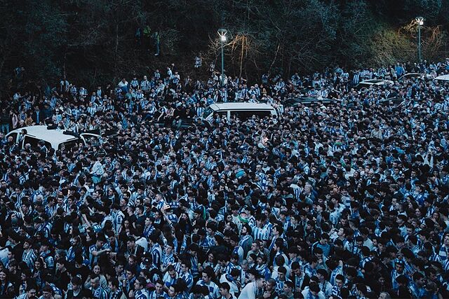 Cientos de aficionados realistas esperan la llegada de su equipo en la semifinal de la Copa.