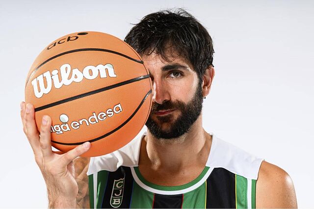 Ricky Rubio posa con el bal�n oficial de la Liga en la sesi�n de fotos de la ACB.