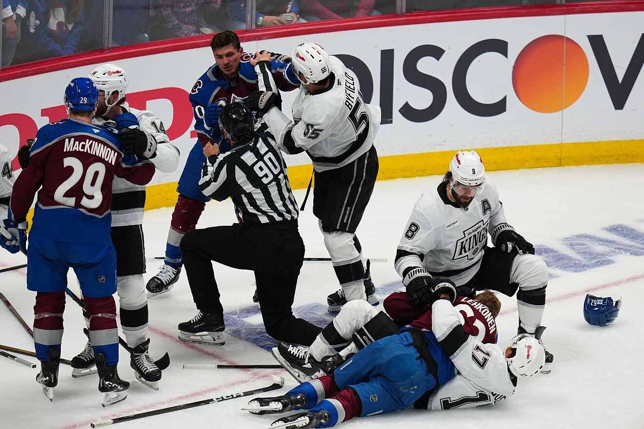 Glass falls onto Kings bench after fans celebrate Avalanche save