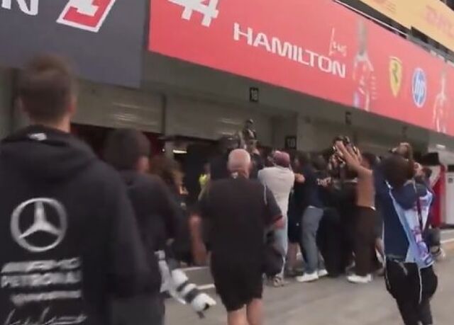 Antonelli entra en Ferrari, perseguido por sus mec�nicos.