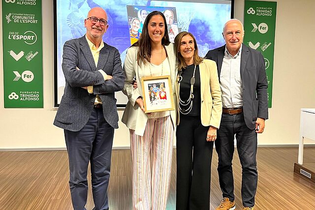Vega Gimeno, entre el director de la Fundaci�n Trinidad Alfonso, Juan MIguel G�mez y sus padres, Lola y �ngel.