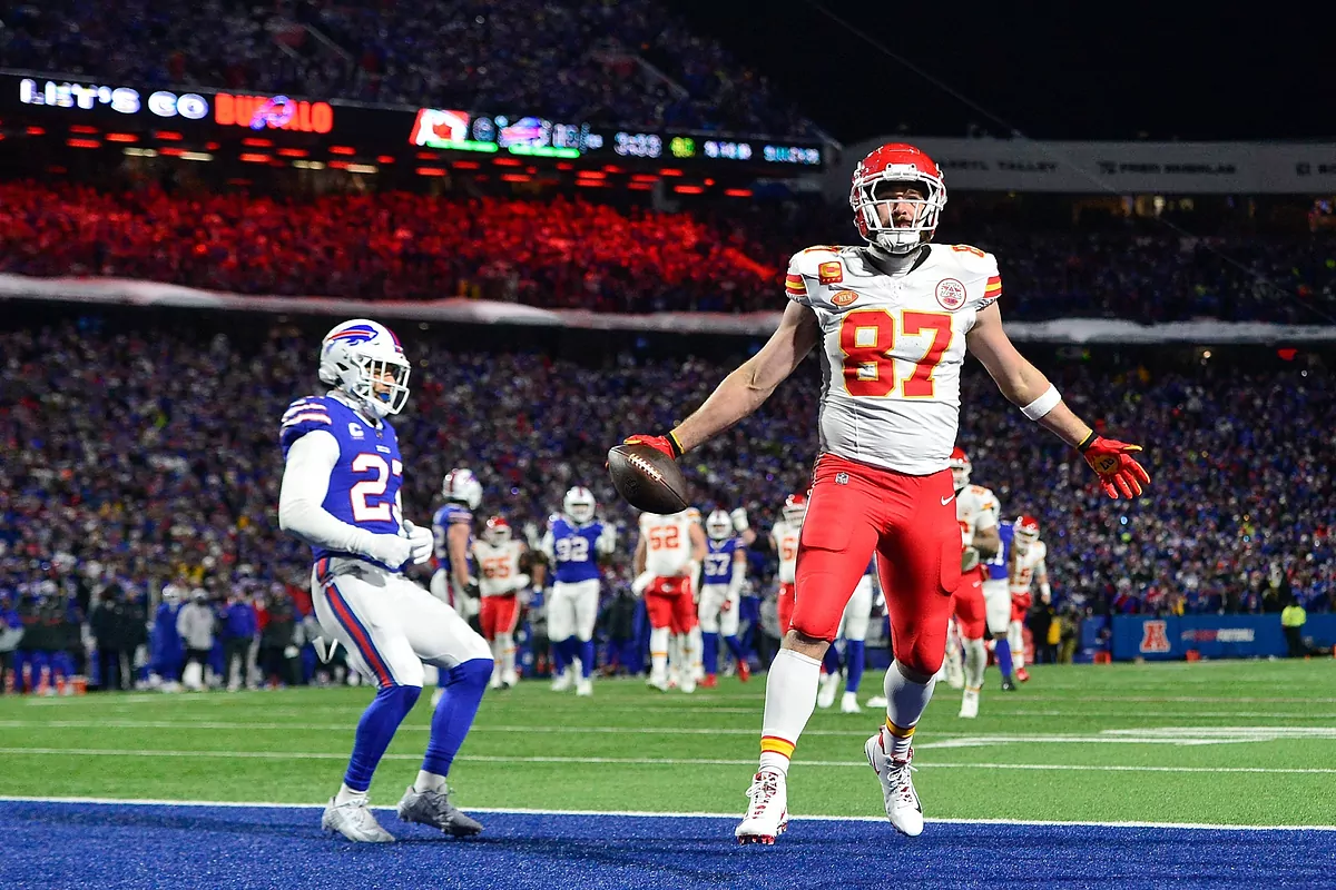 Travis Kelce reveals the reason he did the hearts gesture to jeering  Buffalo Bills fans | Marca