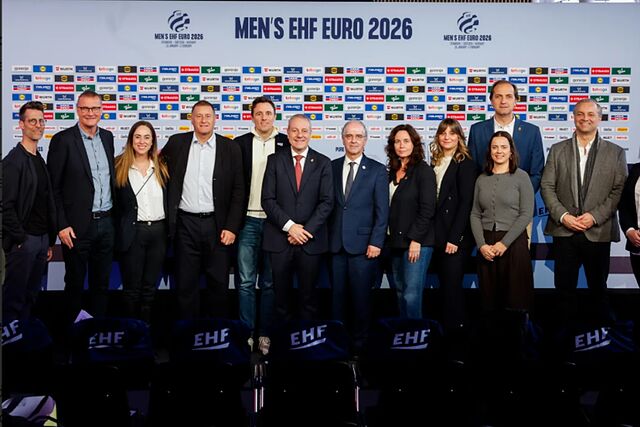 La foto de familia tras la presentaci�n del Europeo 2028.