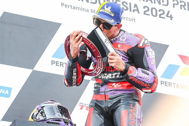 Jorge Mart�n, con su trofeo en el podio de Indonesia.