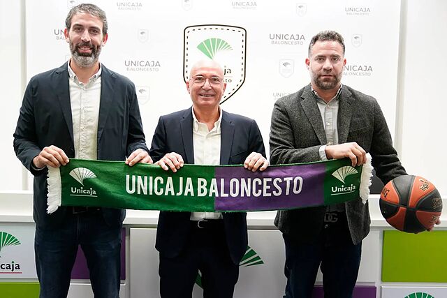 Berni Rodr�guez, Antonio Jes�s L�pez Nieto y Carlos Cabezas posan con una bufanda del Unicaja.