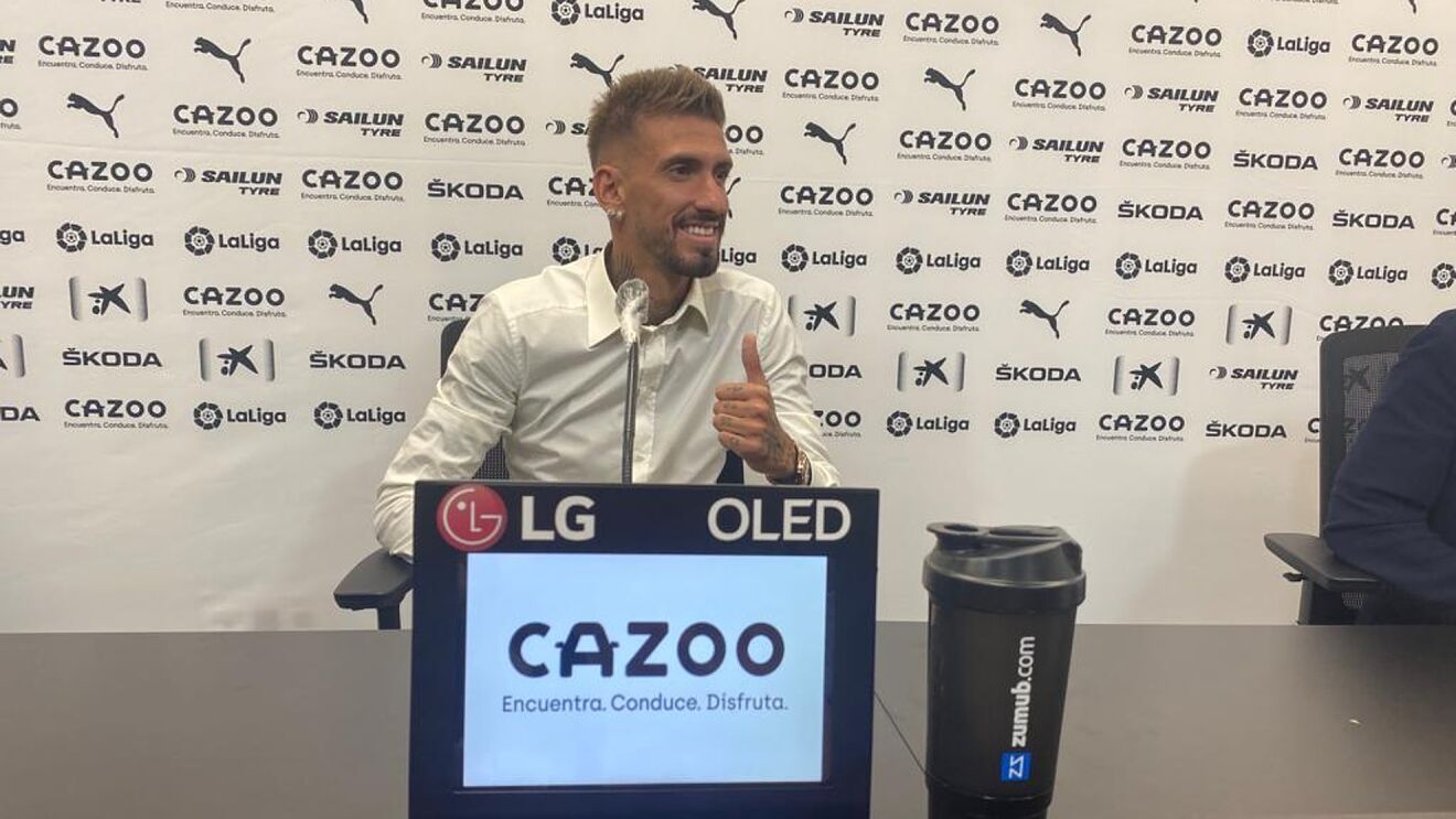Samu Castillejo durante su presentaci�n.