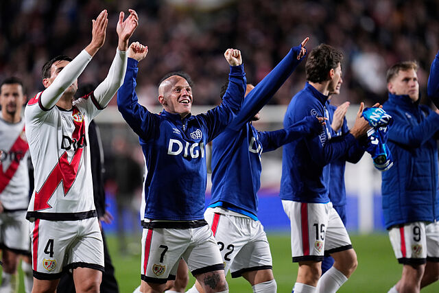 Isi Palaz�n, capit�n del Rayo, celebrando junto al resto del equipo el pase a cuartos.
