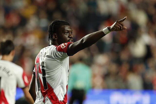 El centrocampista del Rayo Randy Nteka celebra tras marcar el 1-0 ante el Elche.