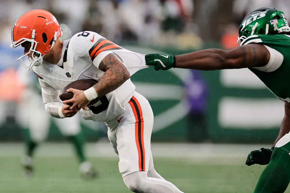 Dillon Gabriel isn't worried about Shedeur Sanders and already knows what to do to keep his QB1 spot | Marca