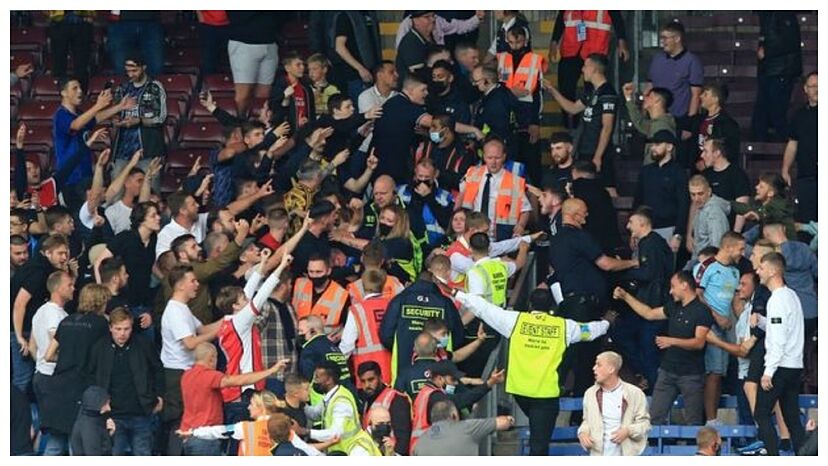 Fight breaks out in the stands after Burnley vs Arsenal | Marca