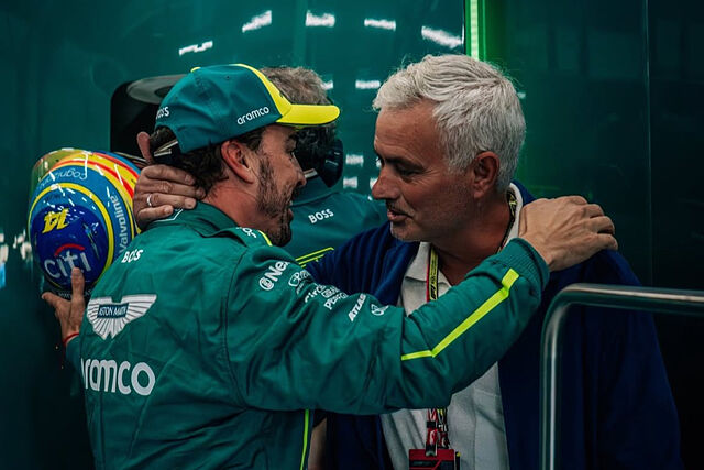 Alonso abraza a Jos� Mourinho.