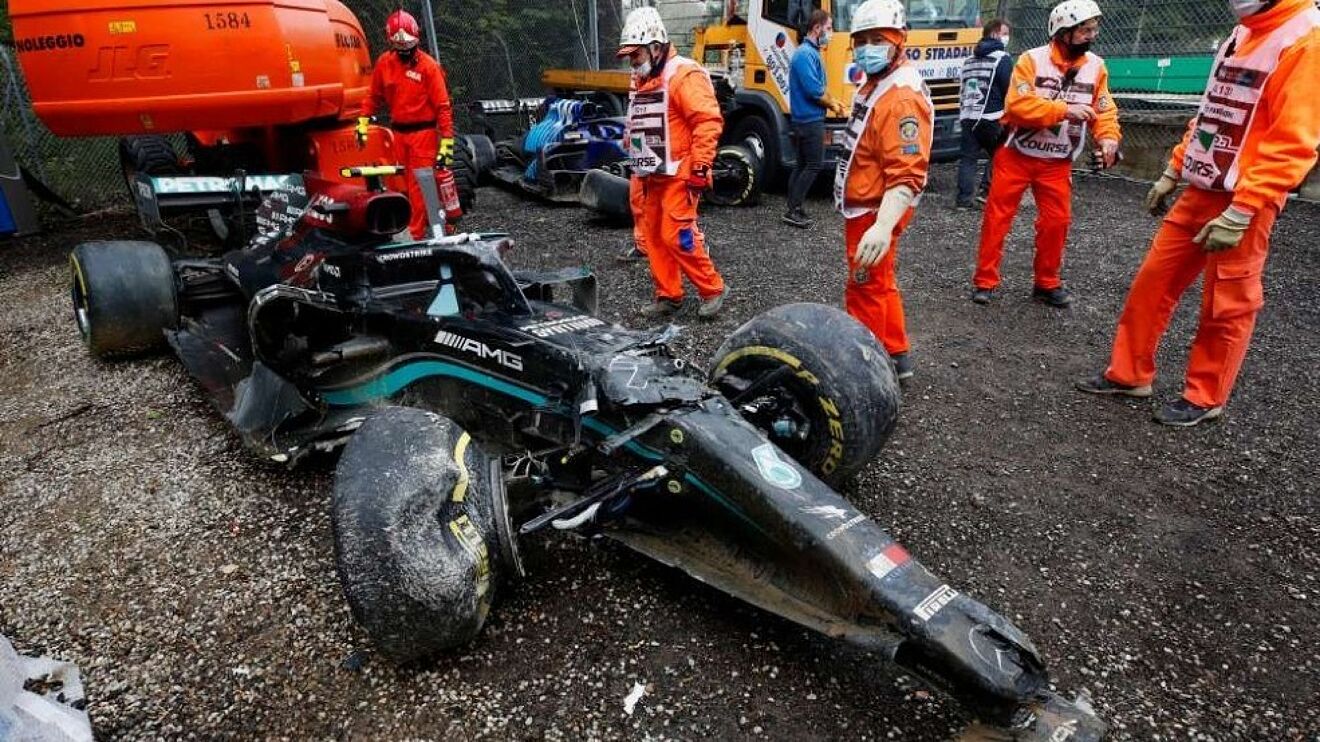 El Mercedes de Bottas, destrozado despu�s de su accidente en Imola.