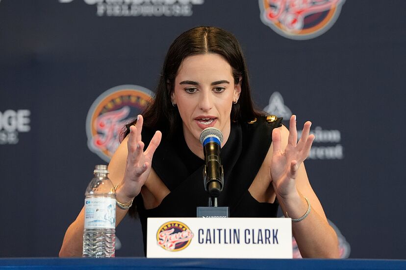 Caitlin Clark press conference turns awkward after cringeworthy move from  reporter | Marca