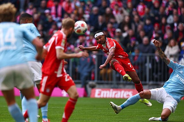 Serge Gnabry dispara a puerta contra el Uni�n Berl�n.