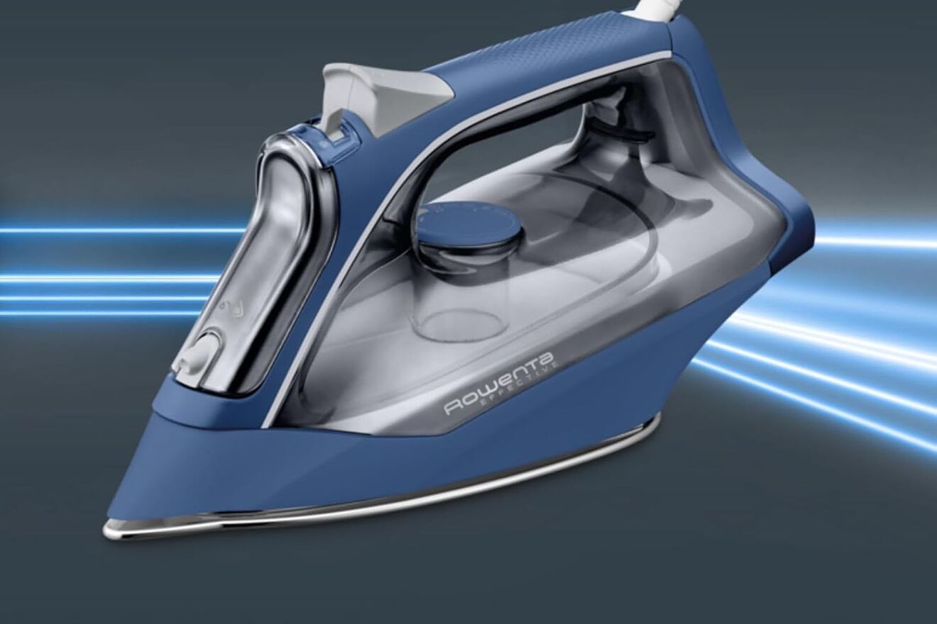 La plancha de vapor más vendida de Amazon es esta Rowenta de 2.400 W y cuesta 27,99 euros.