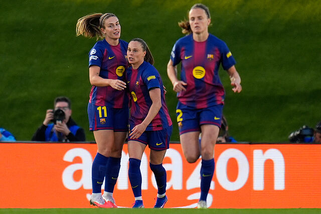 Ewa Pajor y Alexia Putellas celebran uno de los goles del Barcelona ante el Real Madrid