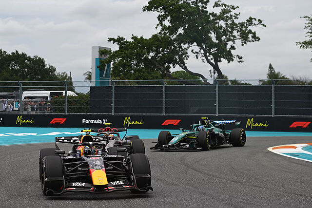 Alonso persigue a un Audi y un Red Bull en Miami.