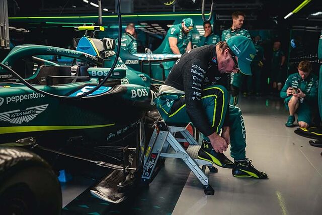 Alonso, at�ndose las botas antes de salir a la parrilla de salida en Jap�n.