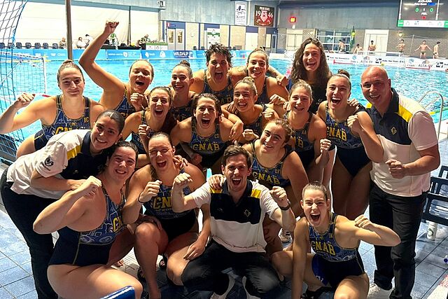 Las jugadoras del Barceloneta celebran el pase.