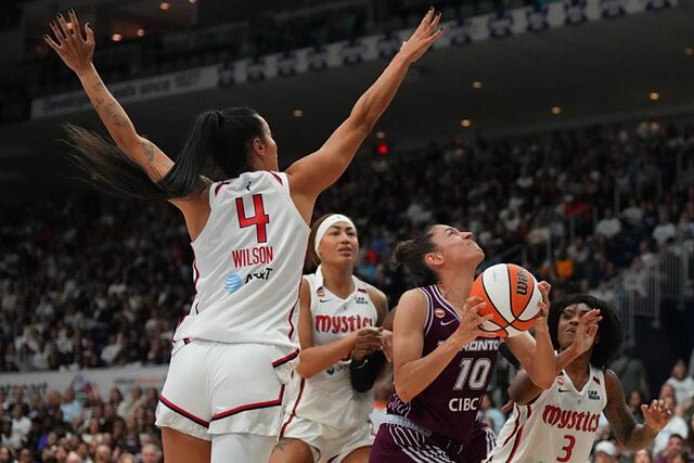 Mar�a Conde trata de anotar en su debut en la WNBA.