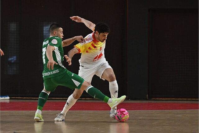 Harrison intenta evitar el avance de Marc Tolr�