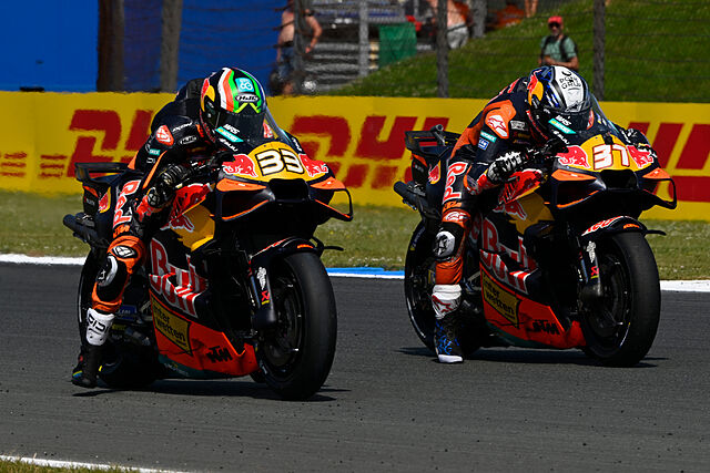 Pedro Acosta y Brad Binder ensayan la salida en 'La Catedral'.