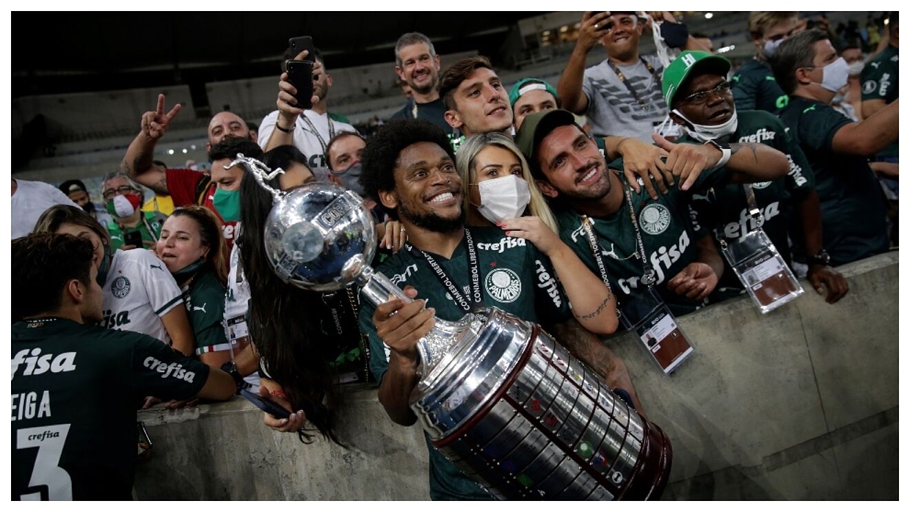 Luiz Adriano, con el trofeo de campeón de la Copa Libertadores.