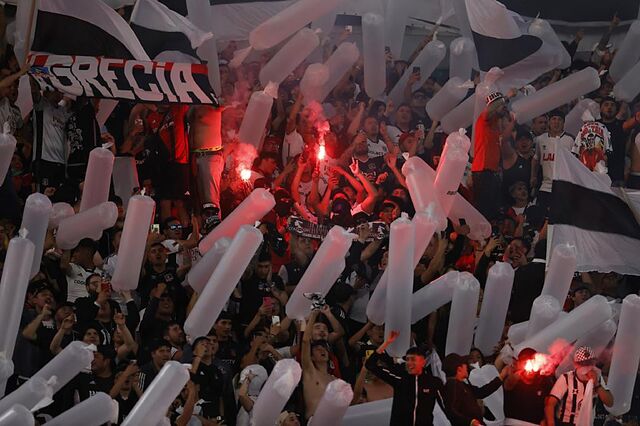 Aficionados del club Colo Colo en el estadio Monumental en Santiago.