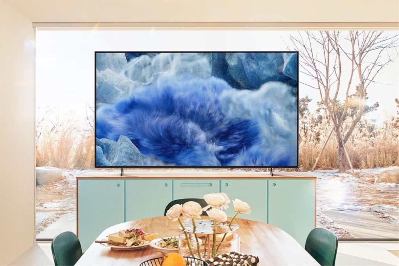 Disfruta de tus películas favoritas con colores vivos y resolución mejorada por inteligencia artificial con esta Samsung.