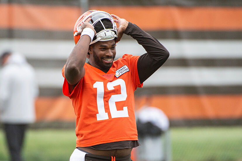 Shedeur Sanders opens Browns mandatory minicamp as clear top quarterback  pushing Dillon Gabriel and Joe Flacco to the sidelines | Marca