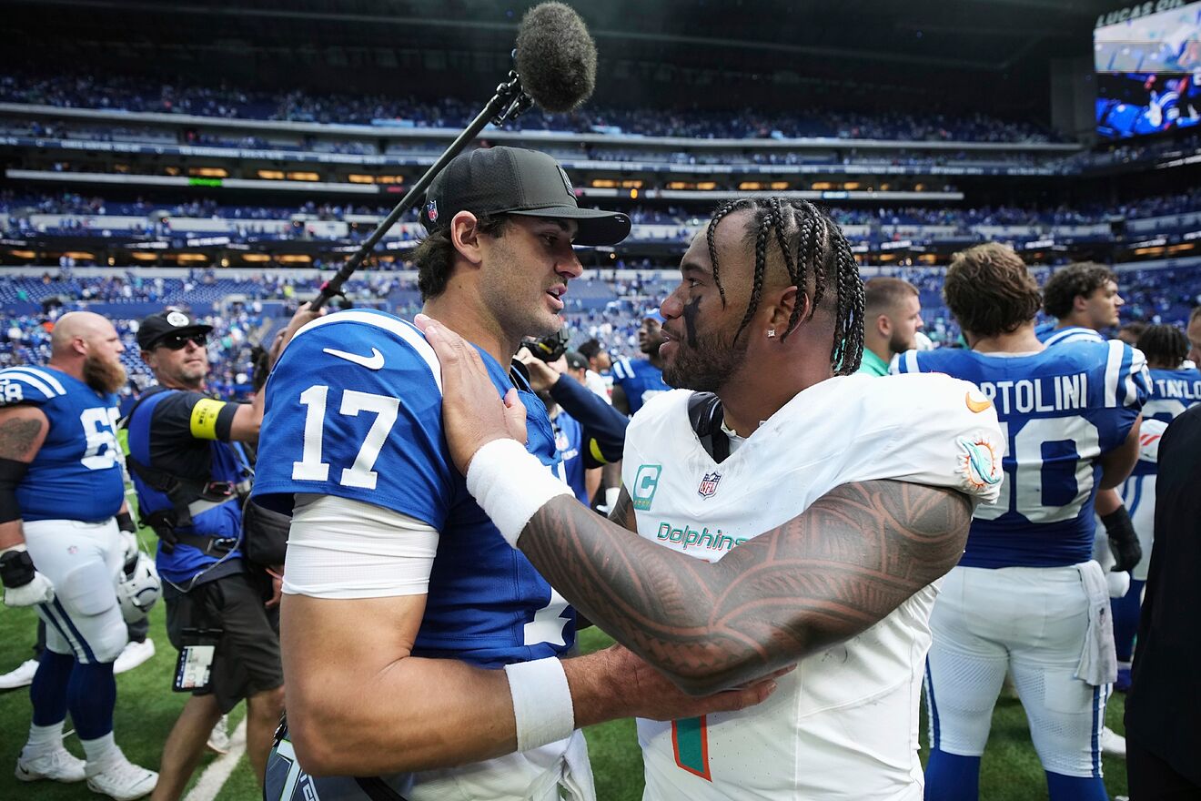 Miami Dolphins quarterback Tua Tagovailoa (1) and Indianapolis Colts...