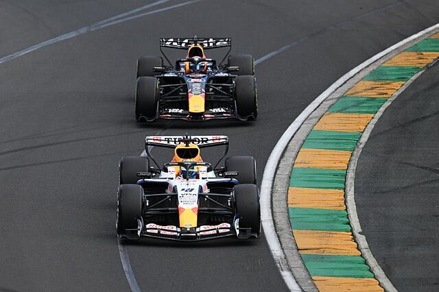 Verstappen, antes de adelantar a Lindblad (RB), durante el GP de Australia.